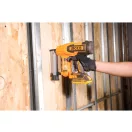 INGCO Akumulátorová klincovačka 20 V (1 x 2,0 Ah akumulátor + nabíjačka)