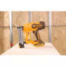 INGCO Akumulátorová klincovačka 20 V (1 x 2,0 Ah akumulátor + nabíjačka)