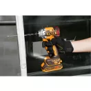 INGCO Akumulátorový udierajúci skrutkovač 1/4" 285 Nm bez uhlíkových kefiek 20 V (2 x 2,0 Ah batéria + nabíjačka)