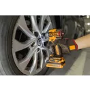 INGCO Akumulátorový rázový uťahovák 1/2" 405 Nm bezuhlíkový 20 V (2 x 2,0 Ah batéria + nabíjačka)