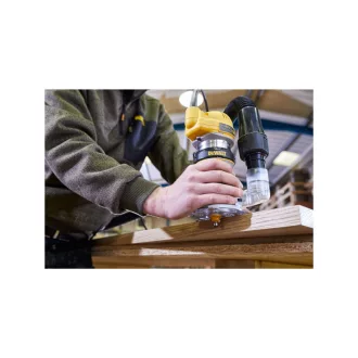 Smerovač DEWALT 900 W D26200