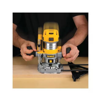 Smerovač DEWALT 900 W D26203