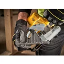DEWALT Akumulátorová okružná píla 18 V bez uhlíkovej kefky (2 x 5,0 Ah batérie + nabíjačka) DCS565P2