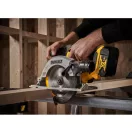 DEWALT Akumulátorová okružná píla 18 V bez uhlíkovej kefky (2 x 5,0 Ah batérie + nabíjačka) DCS565P2