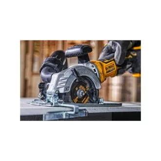   DEWALT Akumulátorová okružná píla 18 V bez uhlíkovej kefky (2 x 5,0 Ah batérie + nabíjačka) DCS571P2