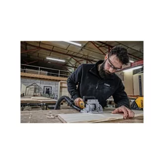 DEWALT Hoblík 600 W DW682K